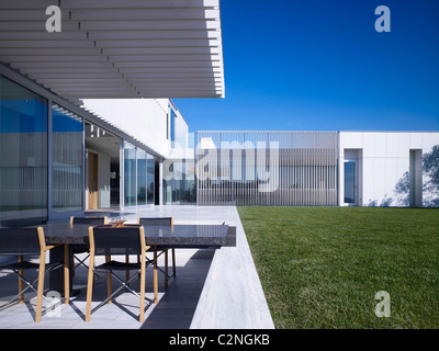 Modernes Einfamilienhaus, West Hollywood, Kalifornien. Schattige Terrasse mit Tisch und Stühlen. Stockfoto