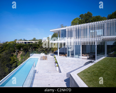 Modernes Einfamilienhaus, West Hollywood, Kalifornien Rückseite Garten mit pool Stockfoto