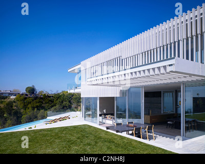 Modernes Einfamilienhaus, West Hollywood, Kalifornien. Garten mit Infinity-Pool und Terrasse Stockfoto