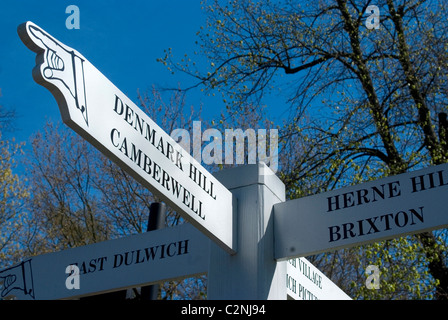 Wegweiser zeigen den Weg nach Denmark Hill, Camberwell, East Dulwich, Herne Hill und Brixton, Dulwich Dorf, London, SE21 Stockfoto