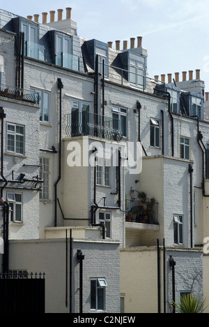 Rückseite von Reihenhäusern und Schornsteine steigen die Brunnen in der Nähe von Primrose Hill, London, NW1, England Stockfoto