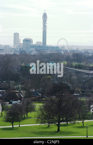 Blick auf die Stadt von Primrose Hill, Regents Park Zoo mit der Snowdon Aviary im Vordergrund, London, NW1, England Stockfoto