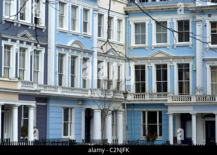 Ein Teil der farbigen Terrassenhäuser Chalcot Square, in der Nähe von Primrose Hill, London, NW1, England Stockfoto