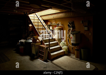 Treppe hinunter Keller beleuchtet von oben. Stockfoto