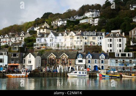 Hillside Wohnungen / Häuser / Wohneigentum West Looe mit Blick auf Looe Hafen in Cornwall. VEREINIGTES KÖNIGREICH. Stockfoto