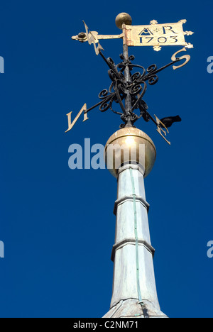 Wetterfahne auf den Turm der St. Mary Church Uhrturm, Sussex, Englan Stockfoto