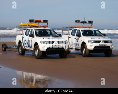 Zwei Rettungsschwimmer LKW am Strand, Cornwall, UK Stockfoto