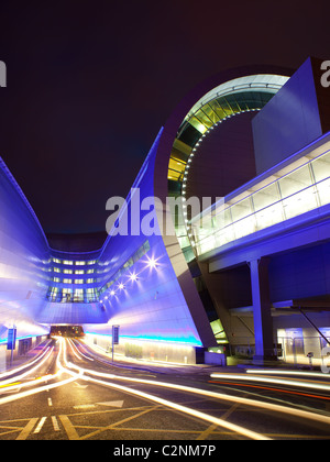 Dublin Airport neue terminal 2 in der Nacht mit Farbe und Auto-Leuchten Stockfoto