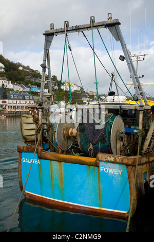 Cornish Angelboot/Fischerboot mit Angeln net / Netze und Getriebe, vertäut am Kai / Kai im Hafen von Looe in Cornwall. VEREINIGTES KÖNIGREICH. Stockfoto