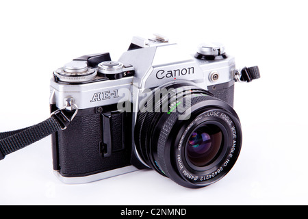 Antike Canon AE-1 Kamera auf weißem Hintergrund Stockfoto