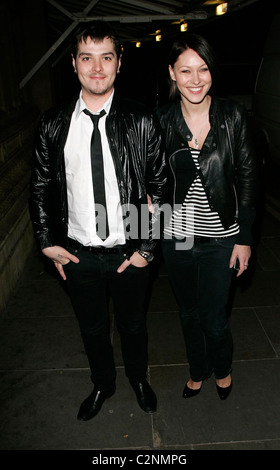 Matt Willis und Emma Griffiths Noel Fielding Leistung in der Royal Albert Hall für den Teenage Cancer Trust - Ankünfte Stockfoto