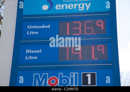 Benzinpreise auf beleuchteten Esso-Schild Stockfoto