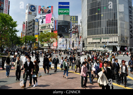 Menschenmenge vor Shibuya-Kreuzung (mit QFront und anderen gewerblichen Gebäuden im Hintergrund) (Tokyo, Japan) Stockfoto