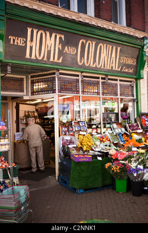 Staf191 UK, England, Staffordshire, Lauch, Derby Street, Obst und Gemüse anzeigen außerhalb Zuhause und Colonial Stores Stockfoto