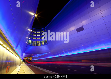 Dublin Airport neue terminal 2 in der Nacht mit Farbe und Auto-Leuchten Stockfoto