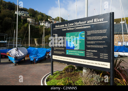 Touristische Informationsschild / Schilder / Karte / plan / Karten / Pläne von der Hafeneinfahrt in Looe in Cornwall. VEREINIGTES KÖNIGREICH. (59) Stockfoto