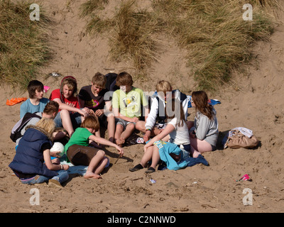 Gruppe von Teens am Strand, Cornwall, UK Stockfoto