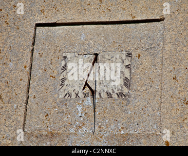 Sonnenuhr an der St. Nicholas Church, Leckford, Hampshire, England Stockfoto