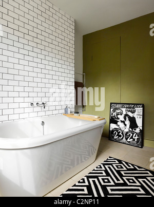 UK MODERN GEFLIESTES BADEZIMMER MIT BADEWANNE, BIDET UND WC Stockfoto