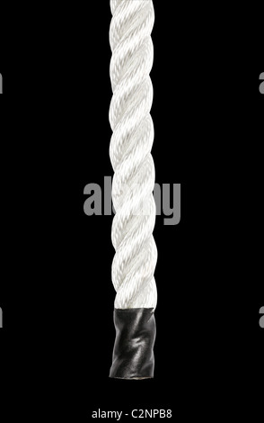 Nahaufnahme von einem starken Nylon-Seil isoliert auf weiss Stockfoto