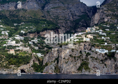 Blick auf die Hügel, Häuser, Hotels und am Ufer Residenzen an der Amalfi Küste, Kampanien, Italien Stockfoto