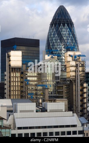 Swiss Re Hauptsitz, 30 St Mary Axe, (die Gurke) London. mit Lloyds Building. Stockfoto