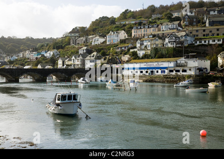 Hafen, Brücke und festgemachten Schiff überragt vom Hang Häuser / Häuser / wohnen-Eigenschaft des West Looe. Looe in Cornwall. UK Stockfoto