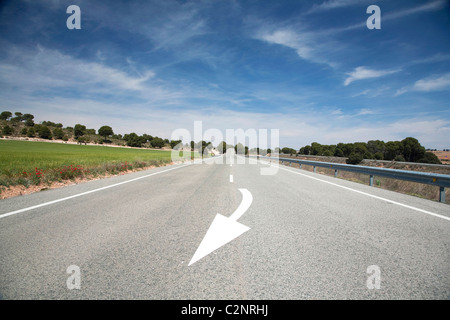 Pfeil-Symbol gemalt auf der Straße in Spanien Stockfoto