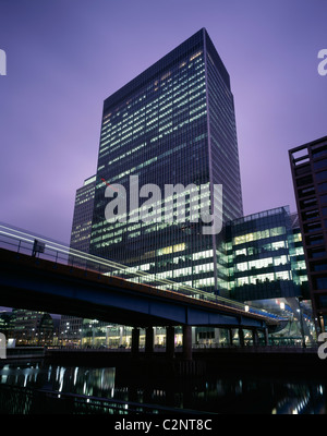 Büro, Canary Wharf, London. Abenddämmerung Schrägansicht. Stockfoto