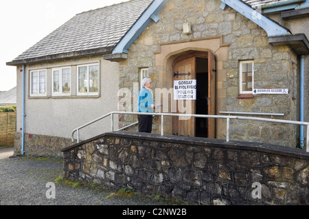 Ältere Frau Wähler betreten das Wahllokal in der walisischen Wahl abstimmen. Wales, UK, Großbritannien. Stockfoto