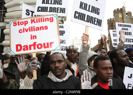 Mehr als 3.000 Demonstranten versammeln sich vor der sudanesischen Botschaft als Bestandteil einer globalen Aktionstag zur Beendigung des Konflikts in Darfur Stockfoto