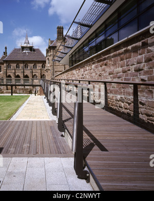 Besucher-Informationszentrum, Coventry. Auffahrt Richtung Priory-Kirche am südlichen Ende. Stockfoto