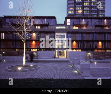 Iroko Gehäuse Schema, South Bank London. Verglaste Eingangshalle in der Abenddämmerung. Stockfoto