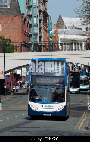 Postkutsche Bus auf Oxford Straße Richtung vom Stadtzentrum entfernt, Manchester, UK Stockfoto