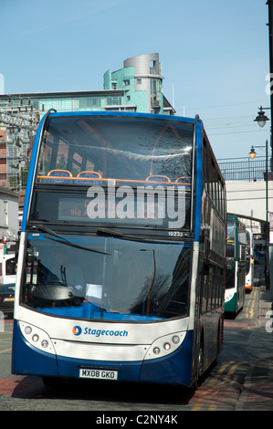 Postkutsche Bus auf Oxford Straße Richtung vom Stadtzentrum entfernt, Manchester, UK Stockfoto