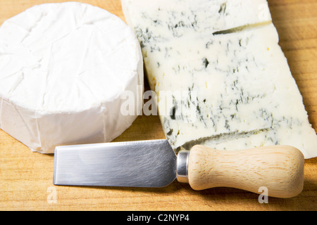 Brie und Gorgonzola auf einem hölzernen Käseplatte Stockfoto