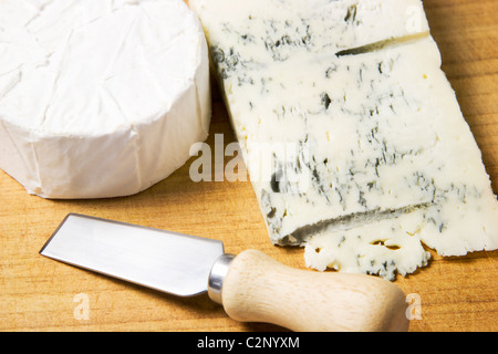 Brie und Gorgonzola auf einem hölzernen Käseplatte Stockfoto