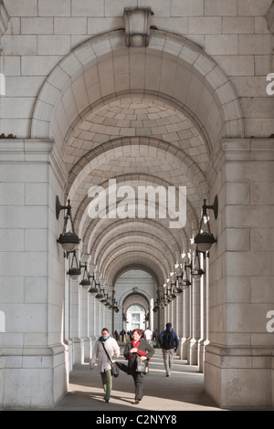 Die Menschen gehen in die West-Loggia an der Vorderseite des Washington Union Station in Washington, DC. Stockfoto