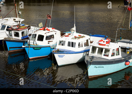 Angelboote/Fischerboote im Hafen von Polperro festgemacht. Cornwall. VEREINIGTES KÖNIGREICH. Stockfoto