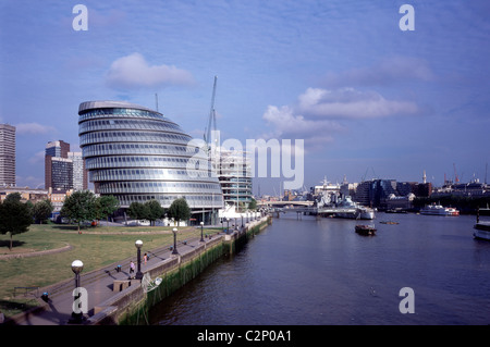 Rathaus GLA, London. Blick entlang der Böschung. Stockfoto