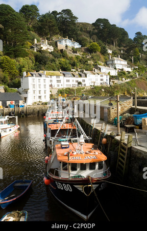 Cornish Haus / Häuser / home / Häuser / Wohneigentum mit Blick auf vertäut Angelboote/Fischerboote im Hafen von Polperro. Cornwall. UK Stockfoto