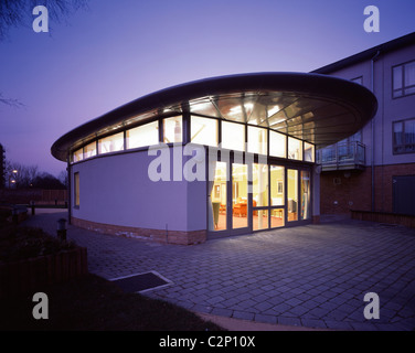 Newcroft House in London. Öffentlichen Raum Dämmerung. Stockfoto