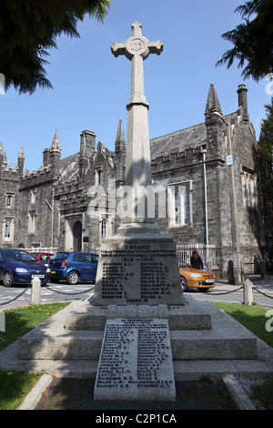 WW1 und WW2 Denkmal außerhalb Polizeistation Tavistock Devon England UK Stockfoto