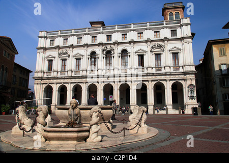 Italien, Lombardei, Altstadt von Bergamo, Piazza Vecchia, der Palazzo Nuovo Stockfoto