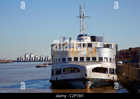 Mersey Fähre Schiff Royal Iris wartet auf Renovierung in Woolwich, London Stockfoto