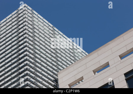 Kontrastierende Fassaden das Newseum und einem angrenzenden Gebäude in Washington, DC. Stockfoto