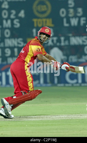 Royal Challengers Bangalore Kapitän Rahul Dravid spielt eine Aufnahme während des Spiels gegen Delhi Daredevils bei Feroz Shah Kotla, Stockfoto