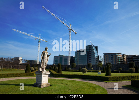 Moderne Büros jenseits formalen Gärten, Royal Hospital, heute Museum für moderne Kunst (IMMA), Kilmainham, Stadt Dublin, Irland Stockfoto