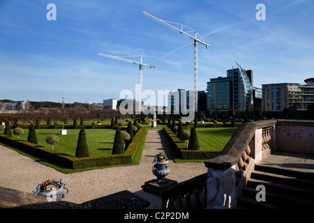 Moderne Büros jenseits formalen Gärten, Royal Hospital, heute Museum für moderne Kunst (IMMA), Kilmainham, Stadt Dublin, Irland Stockfoto