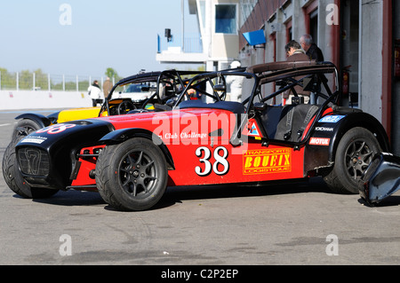 Stock Foto von einem Caterham Seven im Fahrerlager auf dem Circuit Val de Vienne in Frankreich. Stockfoto